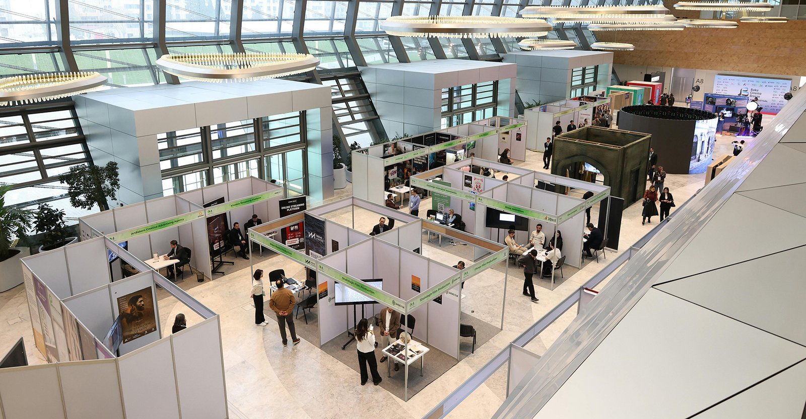 Find out which promotional products work best for trade shows and events to attract attention and boost engagement.